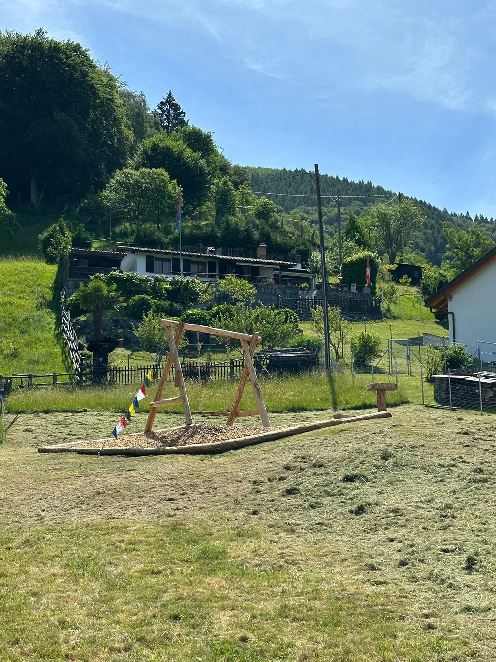 Altalena in legno da giardino