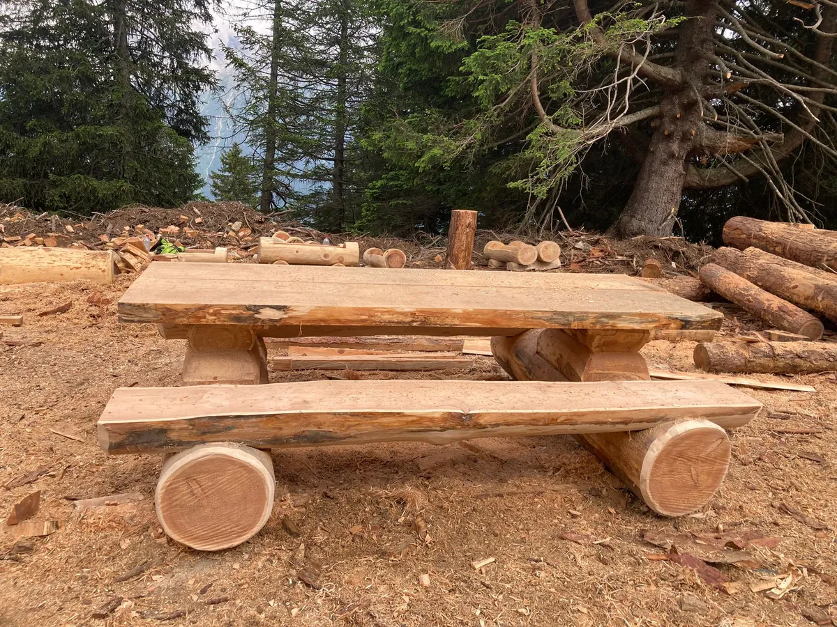 Tavolo da esterno in legno nel bosco