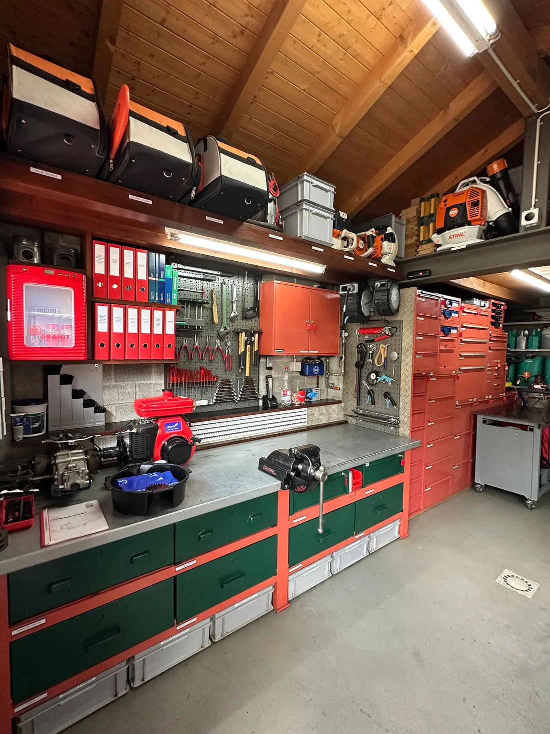 Officina attrezzata per la riparazione di macchine