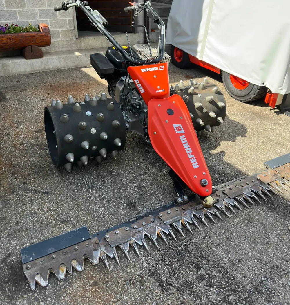 Motofalciatrice a barra per lo sfalcio dei prati